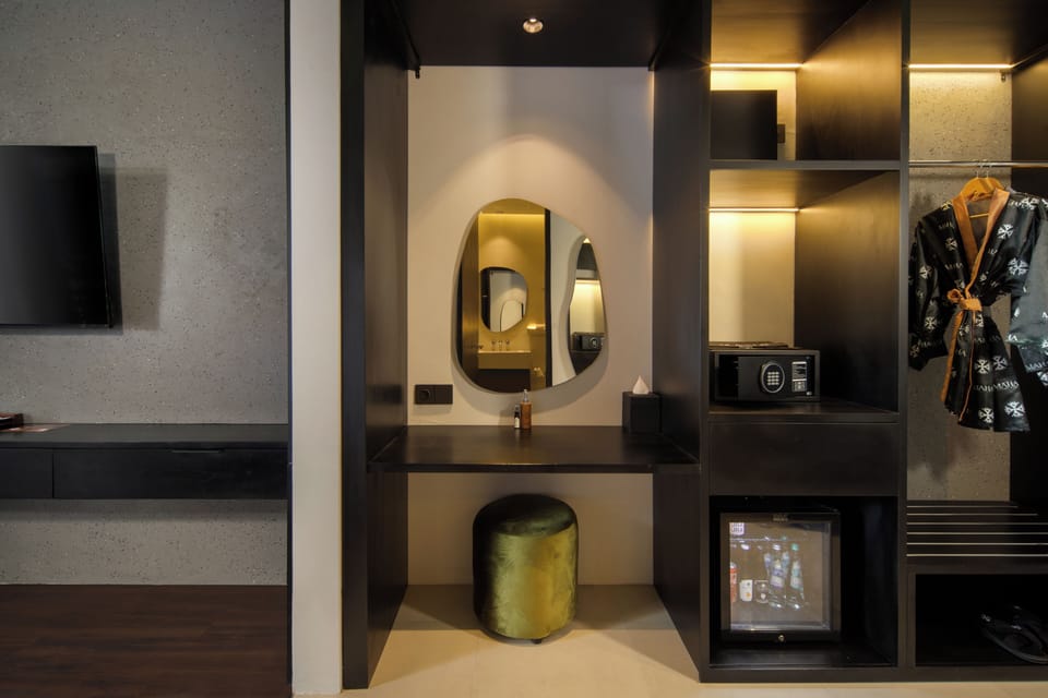 Premium bedding, minibar, desk, laptop workspace