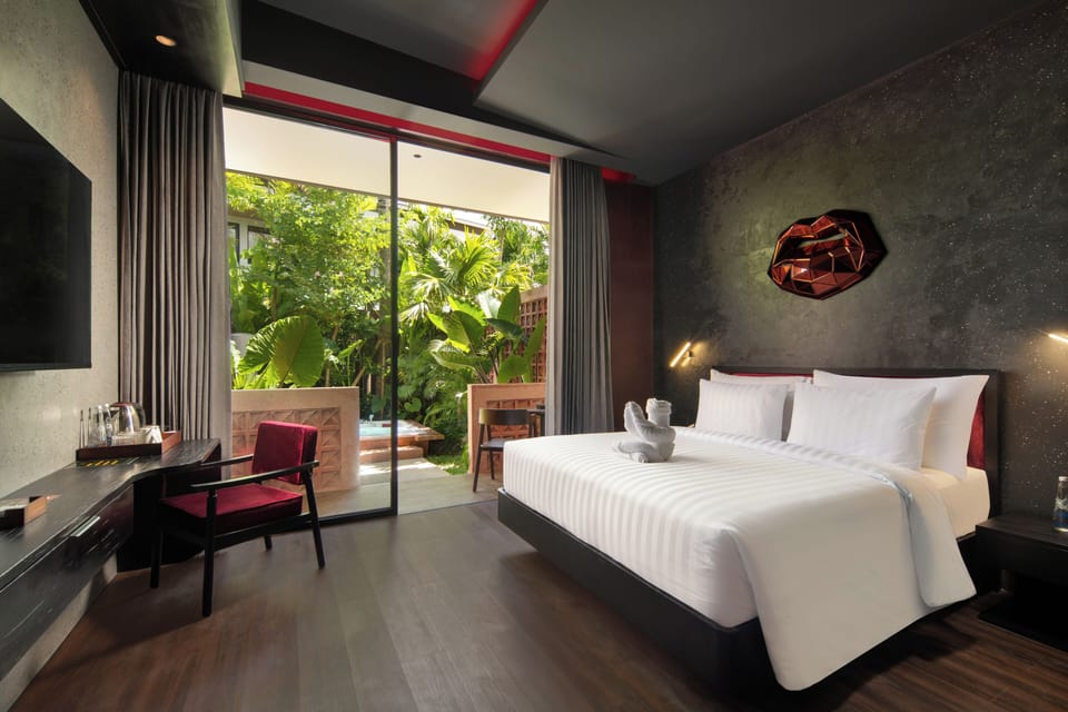 jacuzzi room | Premium bedding, minibar, desk, laptop workspace