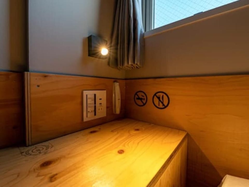 Men's Only Booth, Non-smoking | Free WiFi