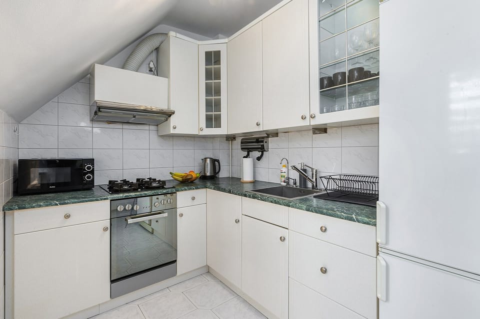 Comfort Apartment, 3 Bedrooms, City View | Private kitchen | Fridge, microwave, oven, stovetop