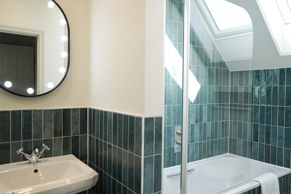 Suite The Vault | Bathroom | Shower, towels, soap, shampoo