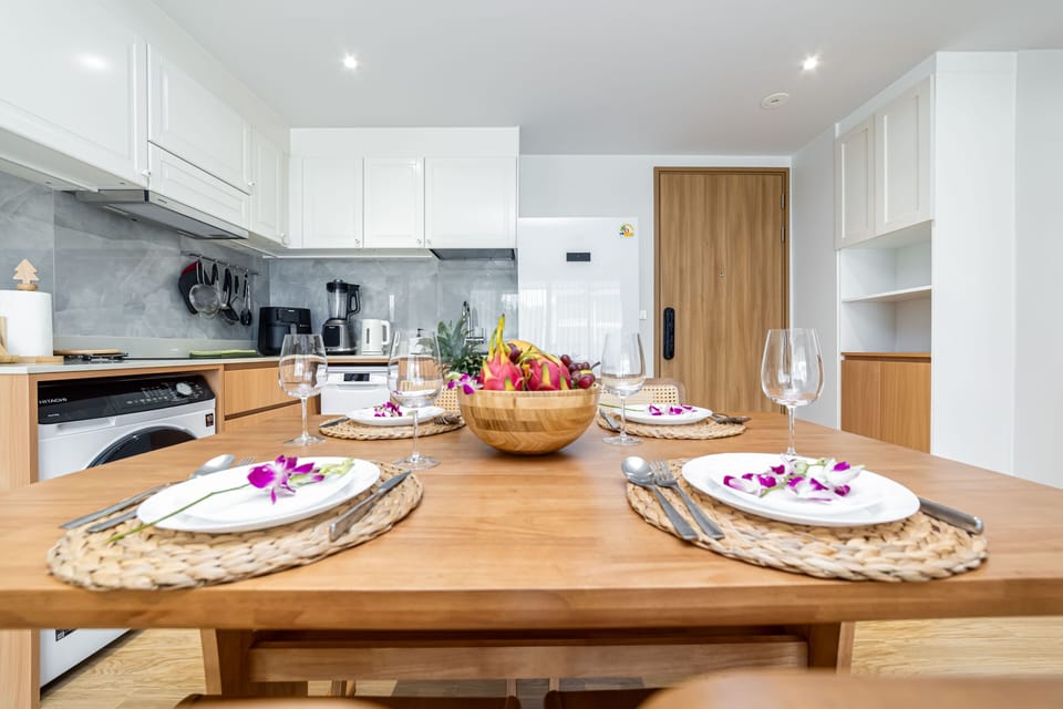 Apartment, 2 Bedrooms, Balcony | In-room dining