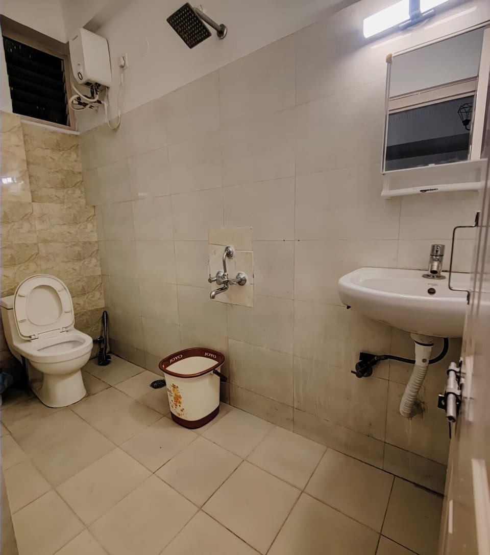 Superior Villa, 3 Bedrooms, Balcony, City View | Bathroom | Shower, free toiletries, hair dryer, towels