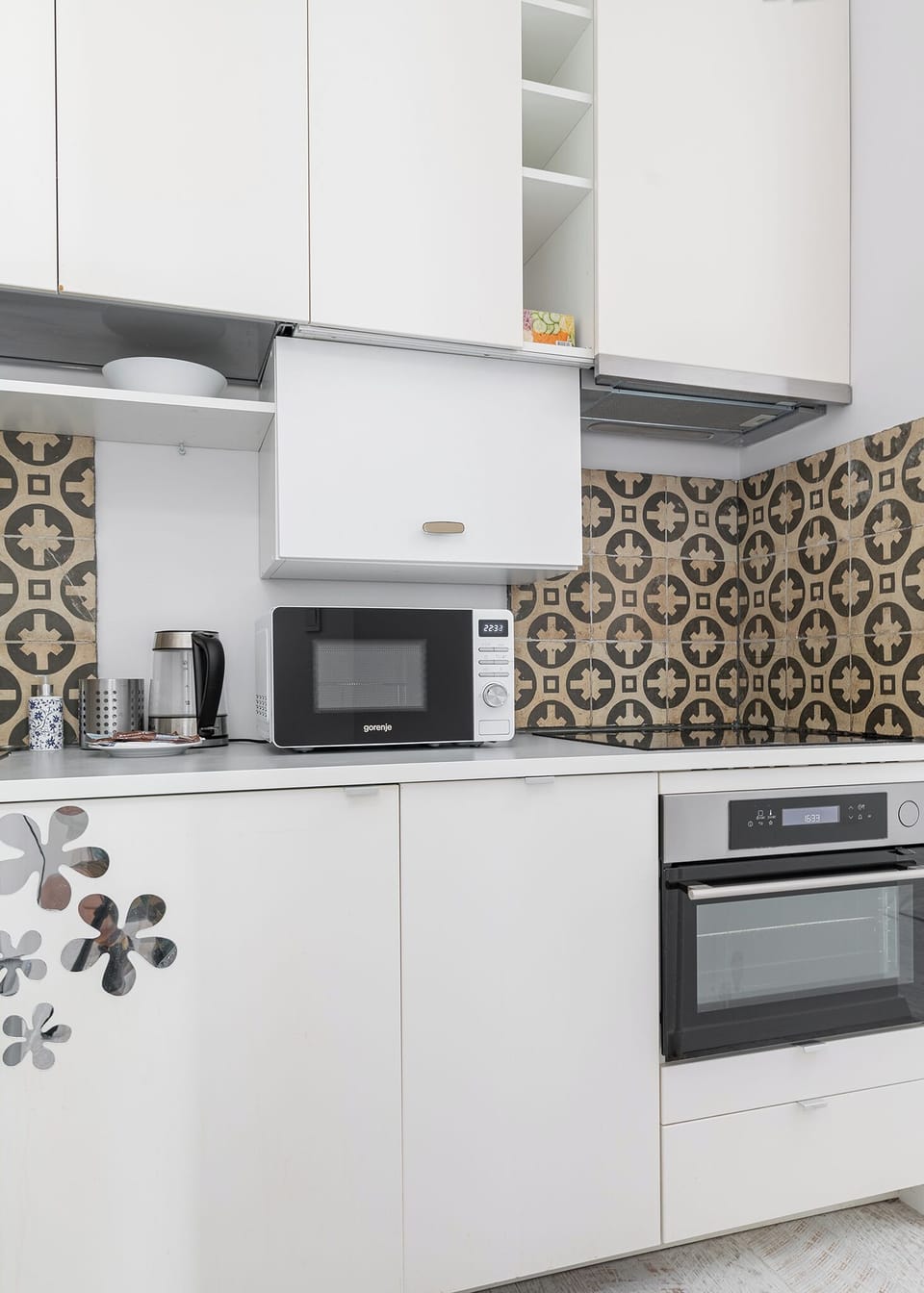 Apartment | Private kitchenette | Fridge, stovetop, electric kettle, cookware/dishes/utensils