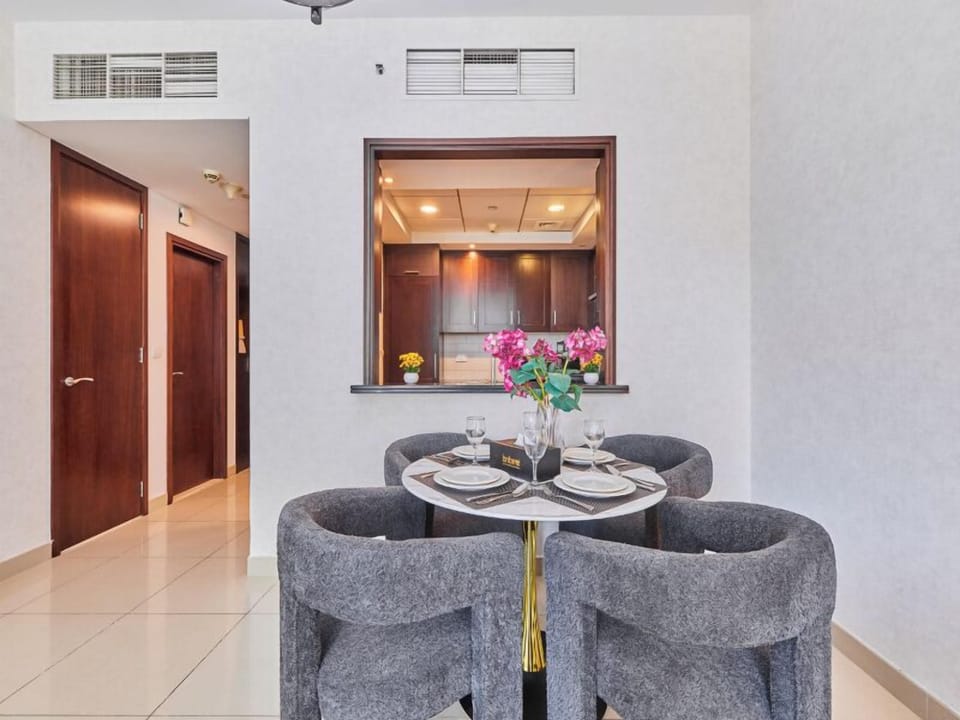 Premium Apartment, 1 Bedroom, Pool View | Dining room