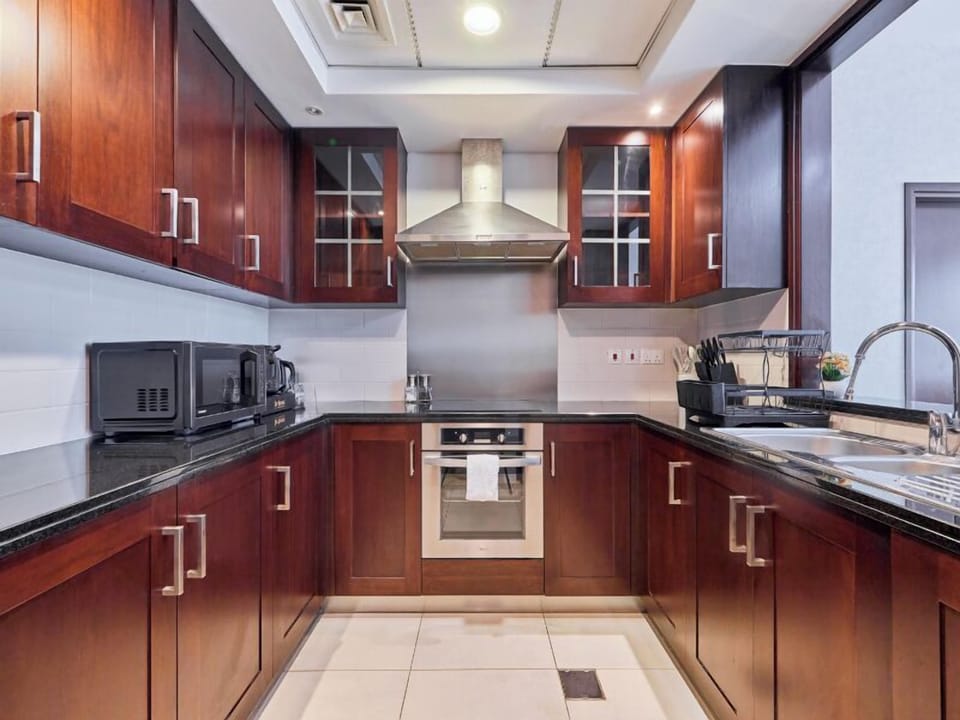 Premium Apartment, 1 Bedroom, Pool View | Private kitchen | Fridge, microwave, oven, stovetop