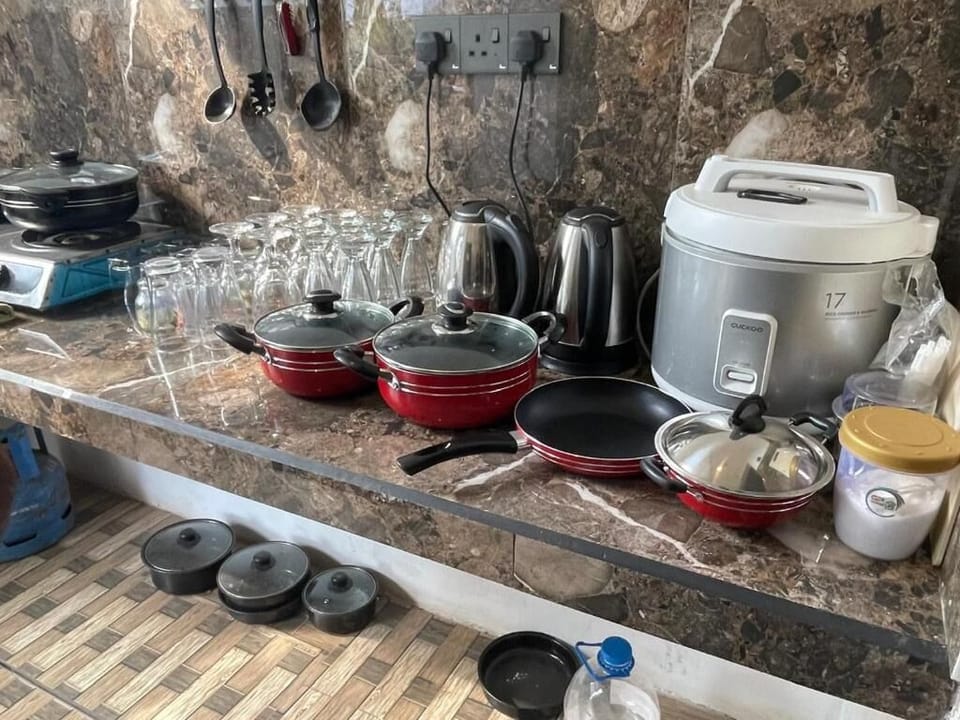 Stovetop, cookware/dishes/utensils
