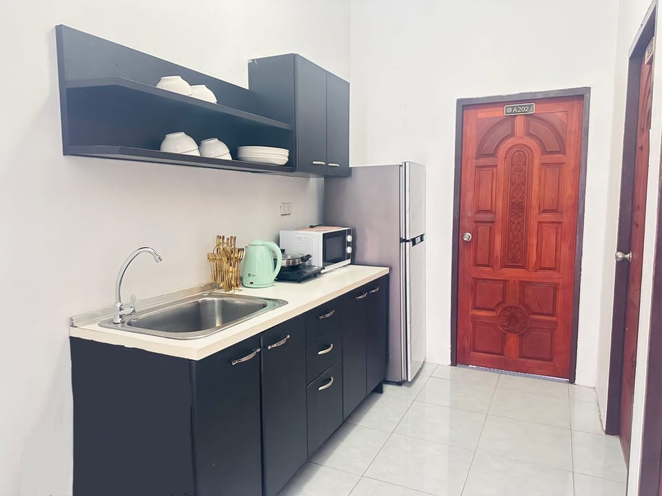 Comfort Suite, Patio, Courtyard View | Private kitchen