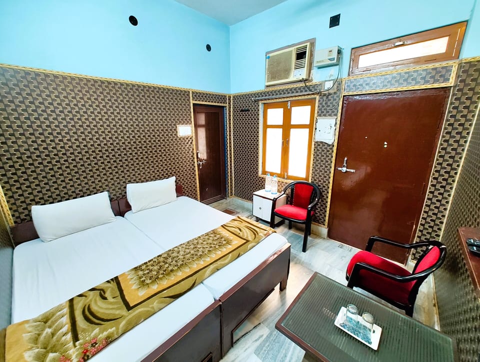 Deluxe Double Room, Air conditioning | Hypo-allergenic bedding, soundproofing, free WiFi, bed sheets