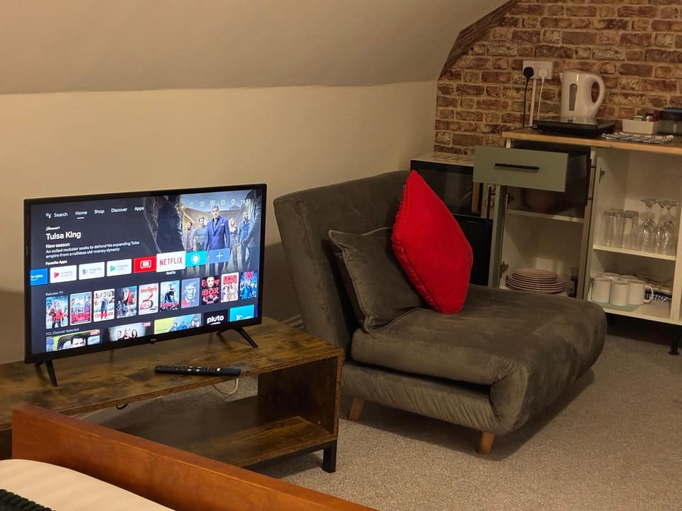 Deluxe Loft, Partial Sea View | Iron/ironing board, free WiFi