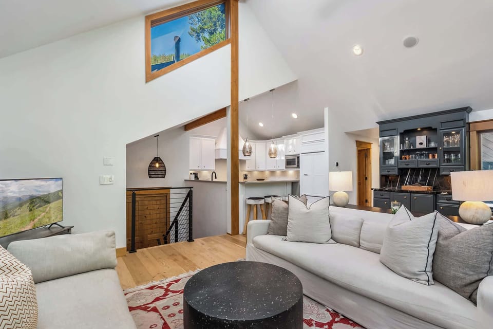 House, Multiple Beds, Hot Tub, Mountain View (Evergreen Escape) | Living area