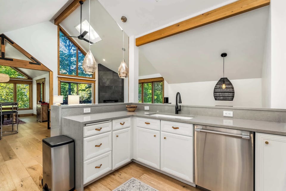 House, Multiple Beds, Hot Tub, Mountain View (Evergreen Escape) | Private kitchen