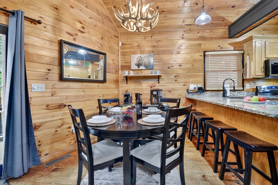 Dine in at this Ellijay cabin rental