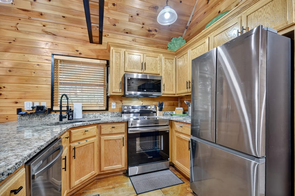 Fully stocked kitched at this beautiful North Georgia Mountain cabin rental