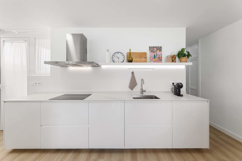 🍋 Pure lines, soft light, and island simplicity. A bright kitchen designed for slow breakfasts and effortless living. ☀️✨