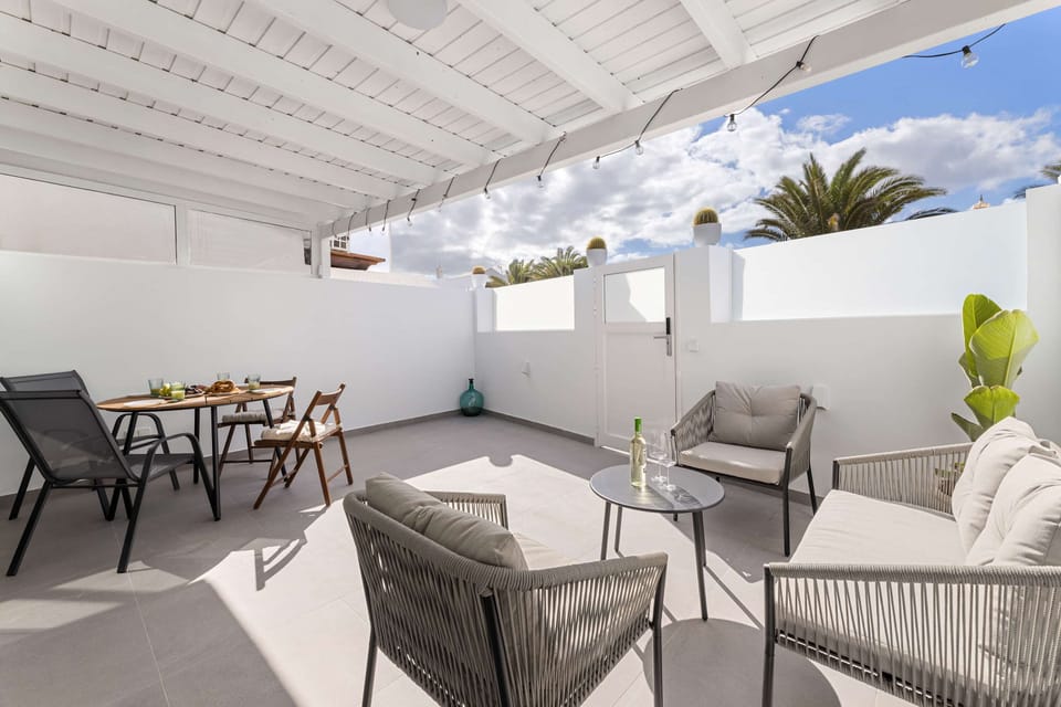 🌴 Open air, soft light, and slow rhythms. Your private patio invites long breakfasts, laughter, and quiet evenings beneath Lanzarote’s sky. ☀️✨