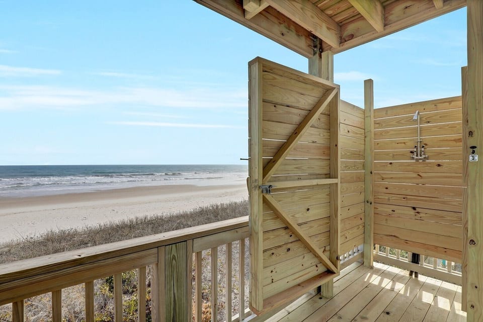 Lower Level Oceanfront Deck (4)