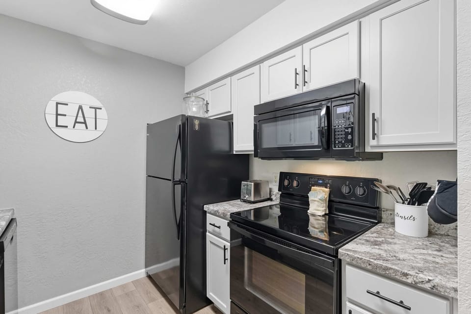 The airy kitchen is well-equipped for an unforgettable getaway​