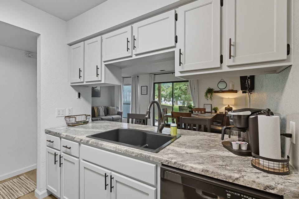 The airy kitchen is well-equipped for an unforgettable getaway​