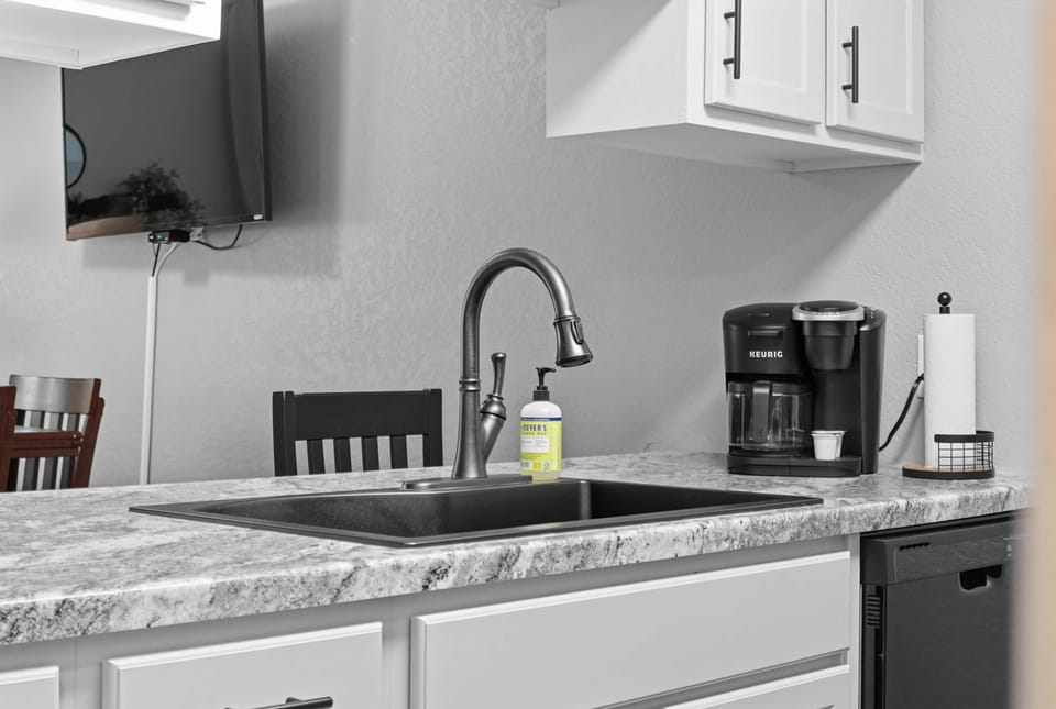 The airy kitchen is well-equipped for an unforgettable getaway​