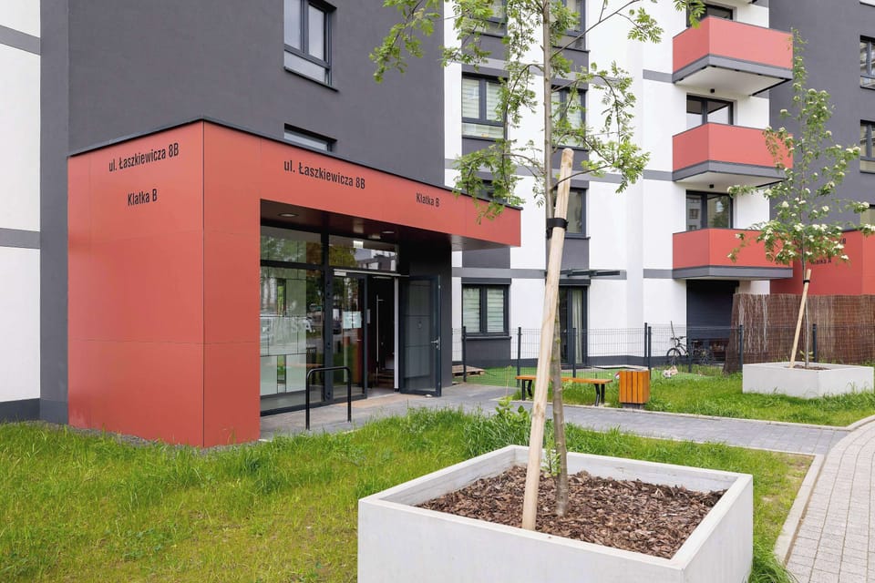The building's location ensures a convenient stay.