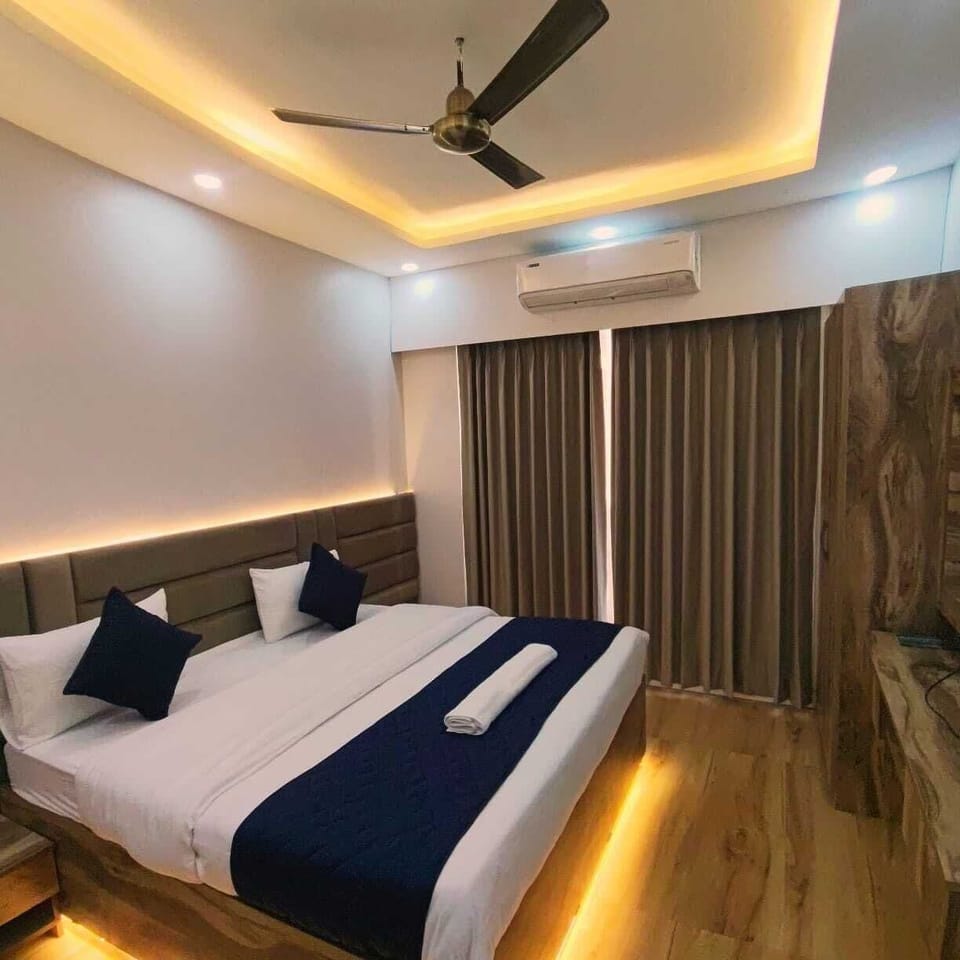 Deluxe Room, City View | Laptop workspace