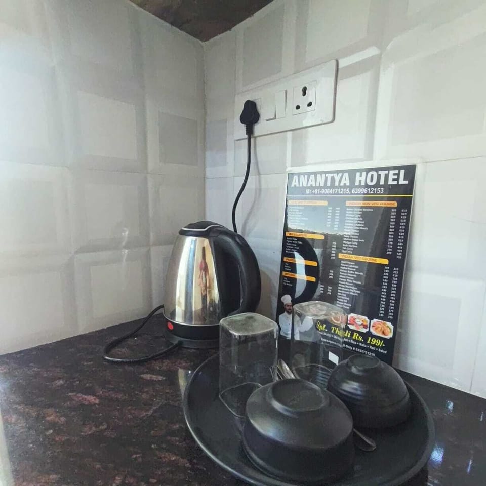 Deluxe Room, City View | In-room dining