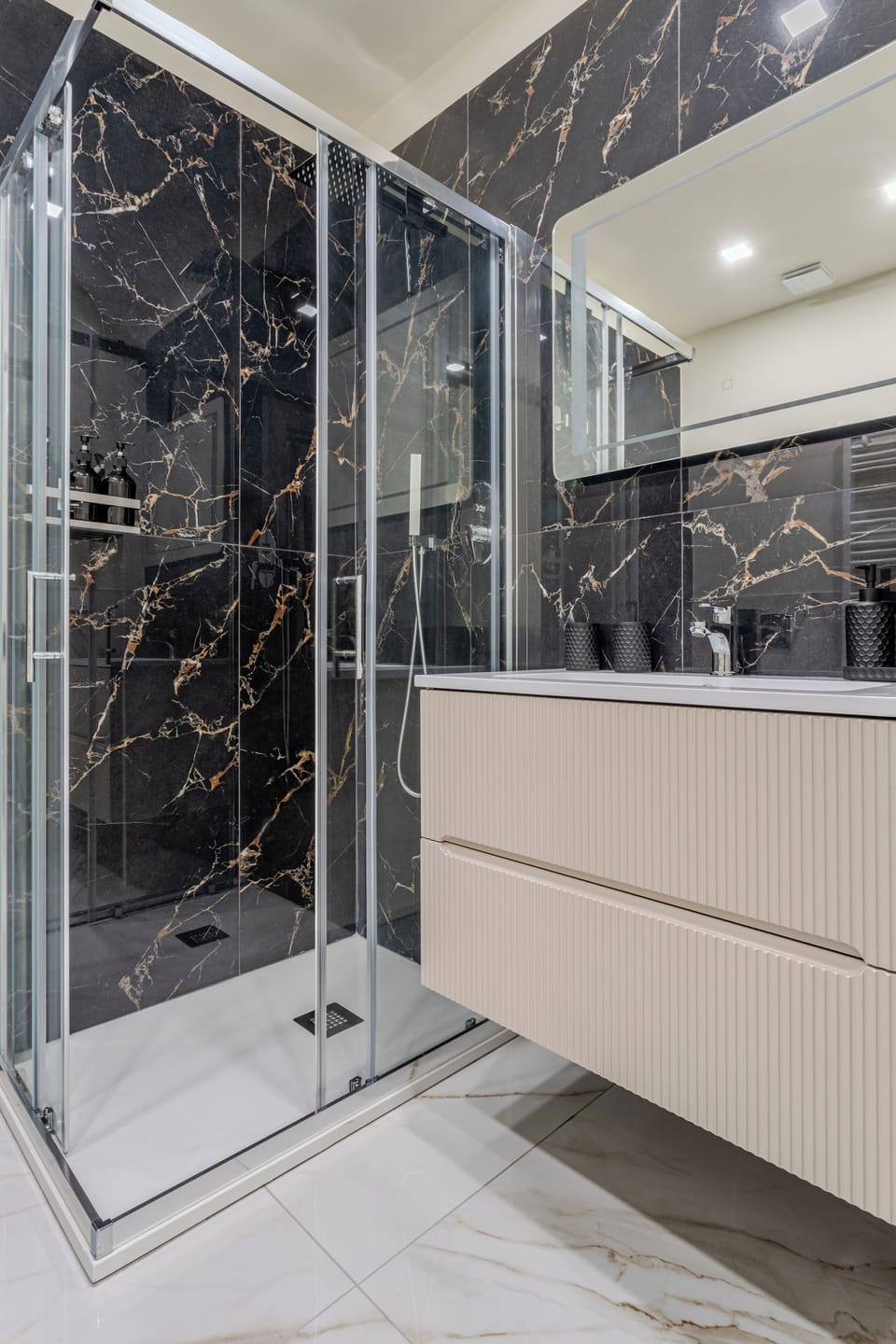 Deluxe Apartment | Bathroom | Shower