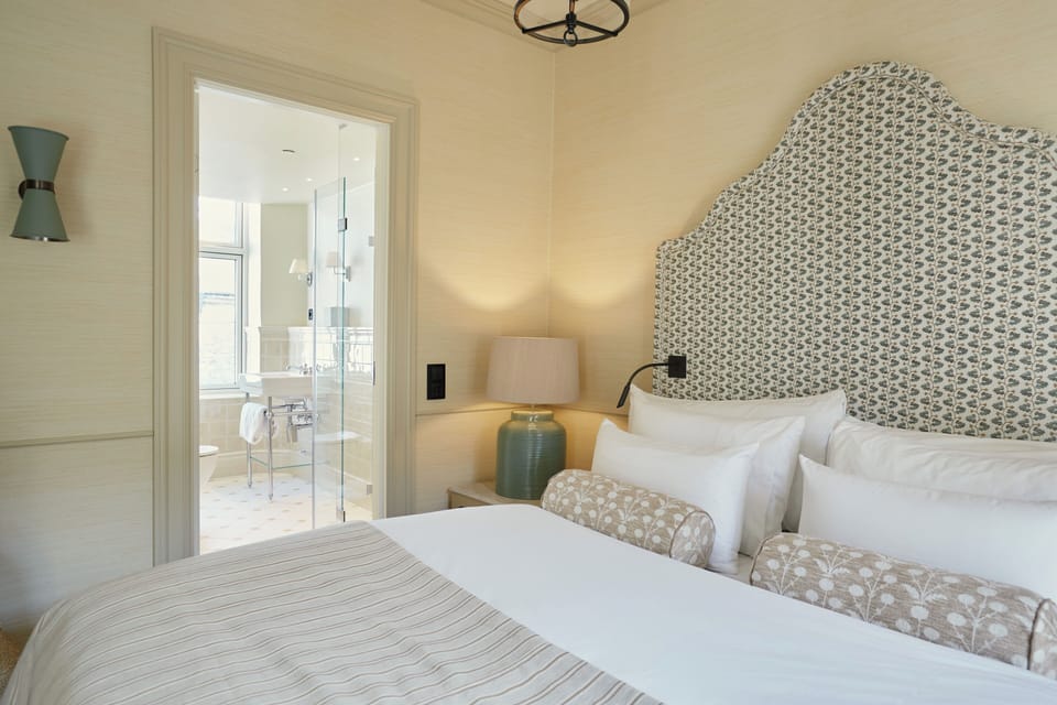 Superior Room | Premium bedding, down comforters, pillowtop beds, minibar