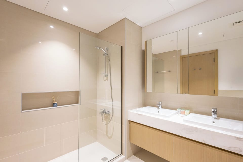 LUX  The Creekside Skyline View Suite Apartment in Dubai