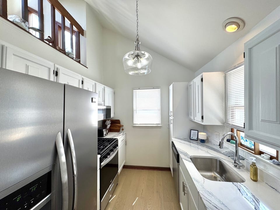 Gas stove, microwave, dishwasher, fridge with ice maker