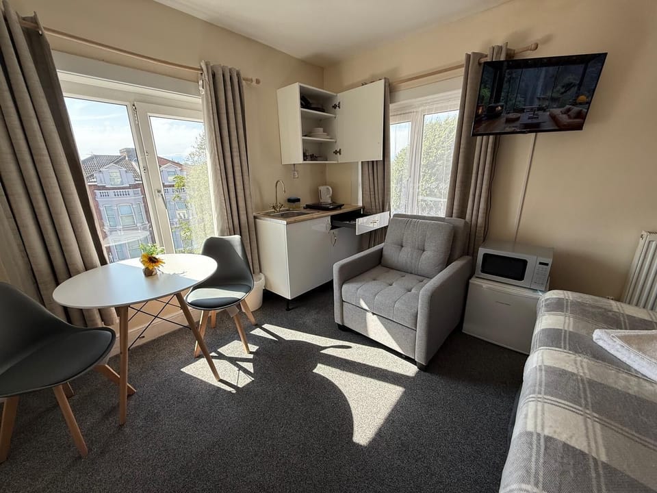 Deluxe Studio | Living area
