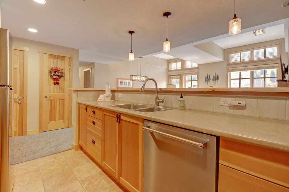 Condo, 3 Bedrooms | Private kitchen | Fridge, oven, coffee/tea maker, toaster