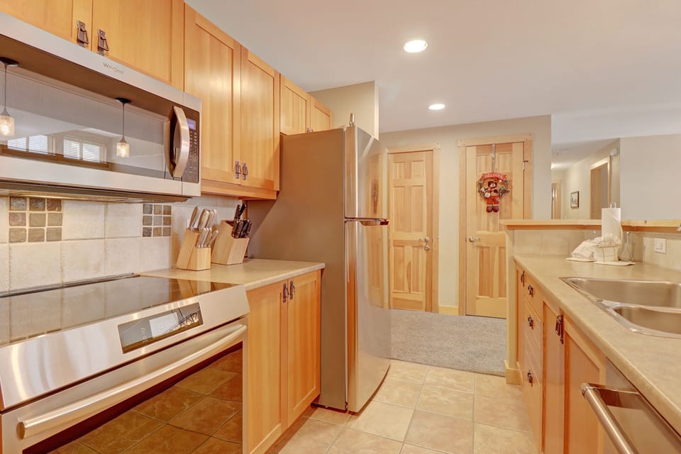 Condo, 3 Bedrooms | Private kitchen | Fridge, oven, coffee/tea maker, toaster