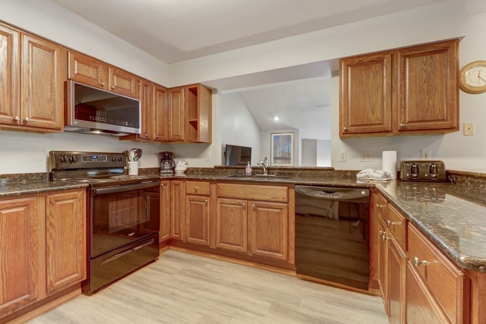 Townhome, 5 Bedrooms | Private kitchen | Fridge, oven, coffee/tea maker, toaster