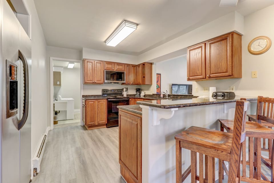 Townhome, 5 Bedrooms | Private kitchen | Fridge, oven, coffee/tea maker, toaster