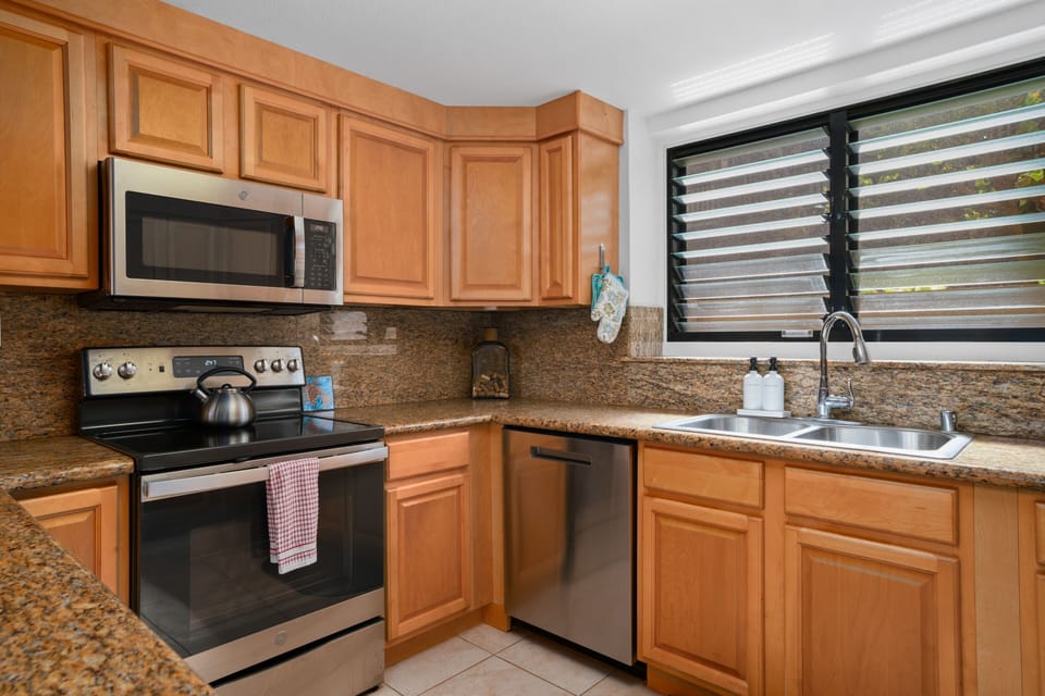 Condo, 2 Bedrooms | Private kitchen | Coffee/tea maker, fridge, oven, toaster