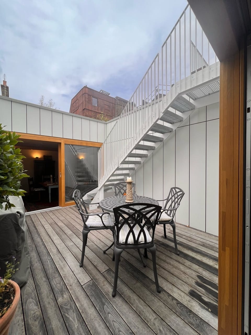 2nd floor deck between kitchen and lounge