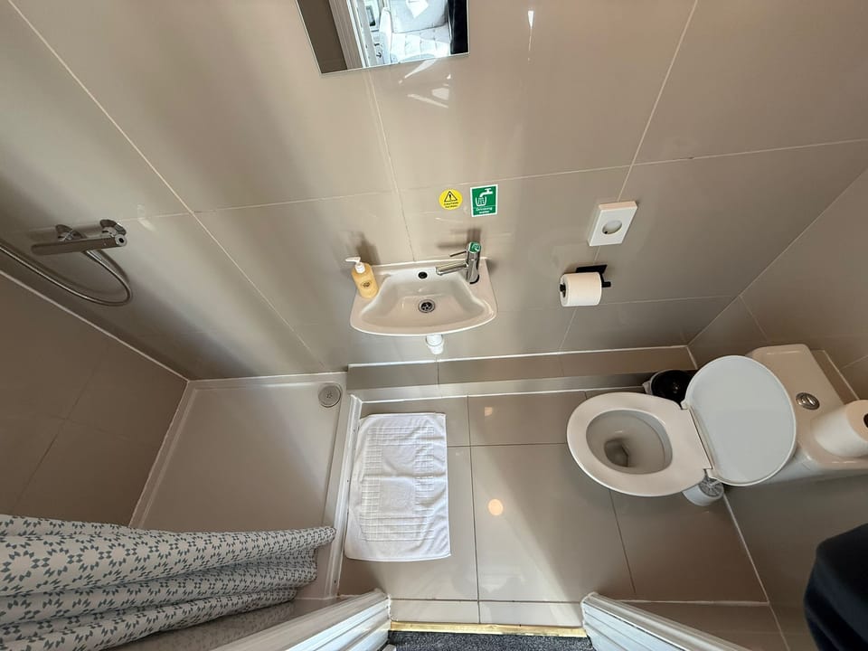Deluxe Studio | Bathroom