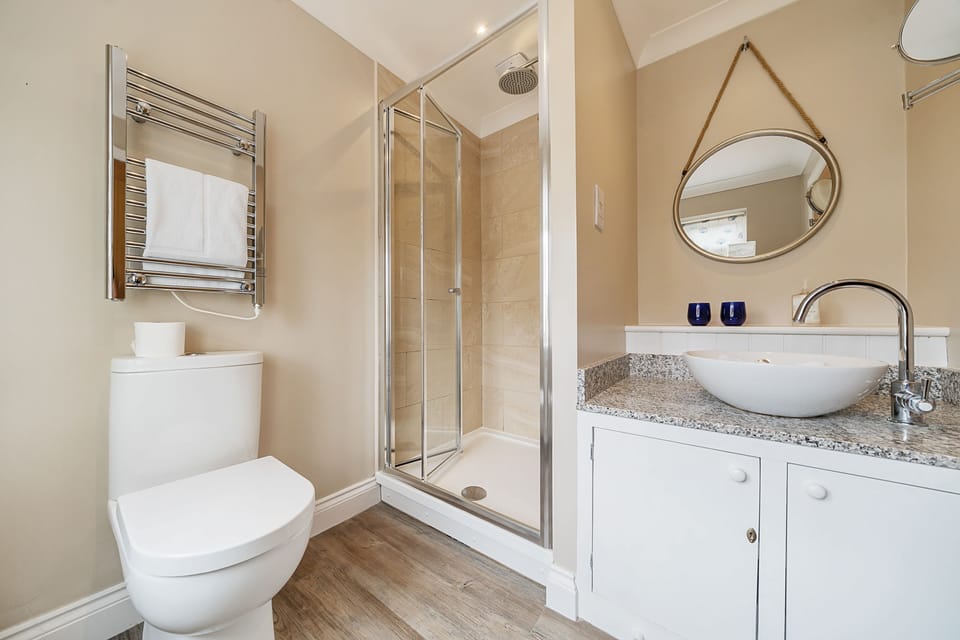 en-suite to bedroom 1