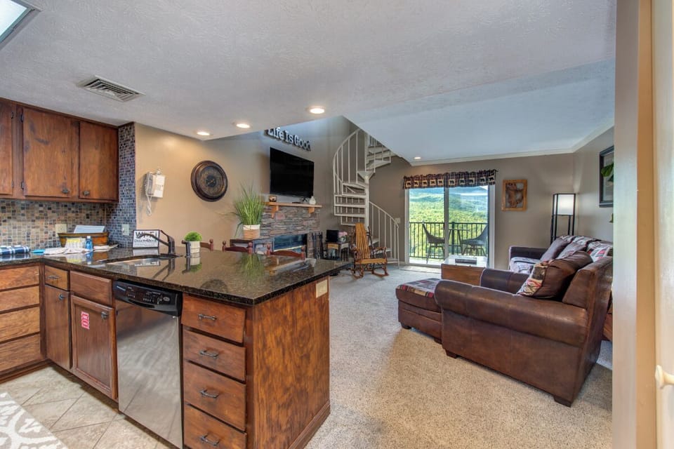 TeeTop Getaway's kitchen and dining area