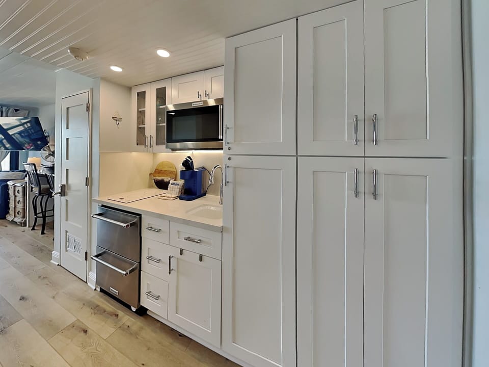 Condo (0 Bedroom) | Property amenity