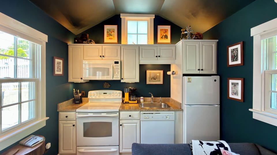 Cook a full meal, have a snack, or enjoy a drink – ice maker included!