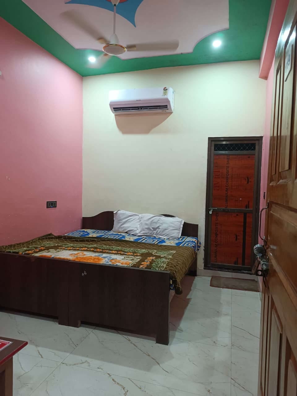 Classic Room | Desk, laptop workspace, free WiFi