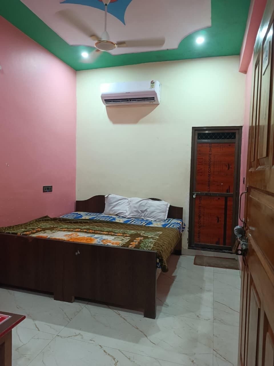 Classic Room | Desk, laptop workspace, free WiFi