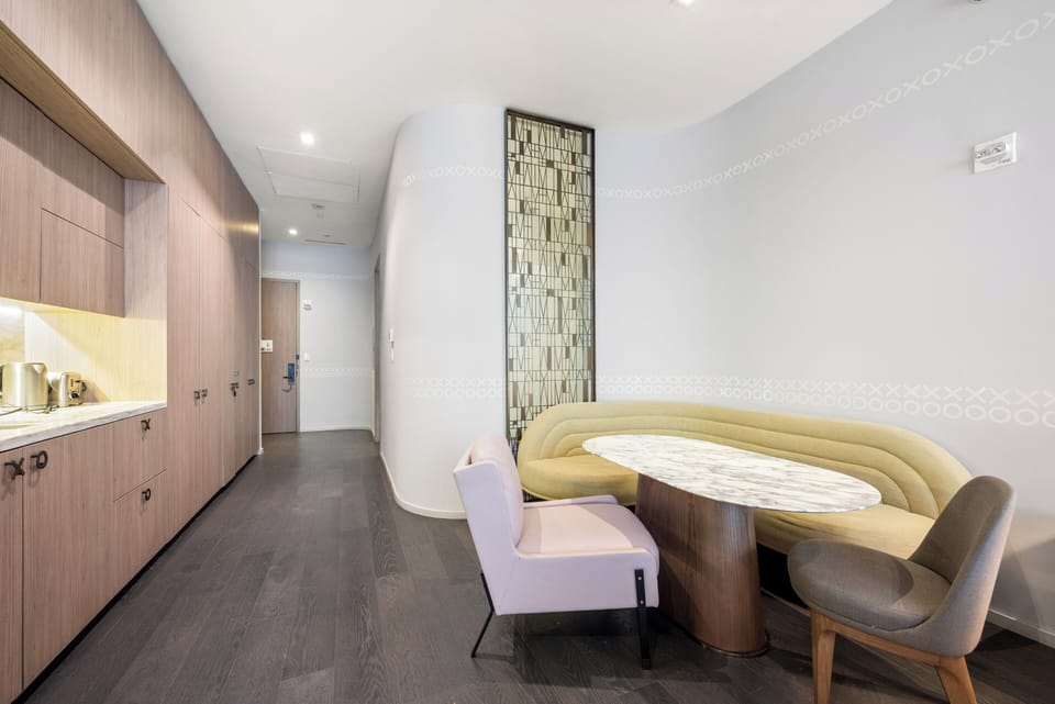 Deluxe Apartment, City View | Living area