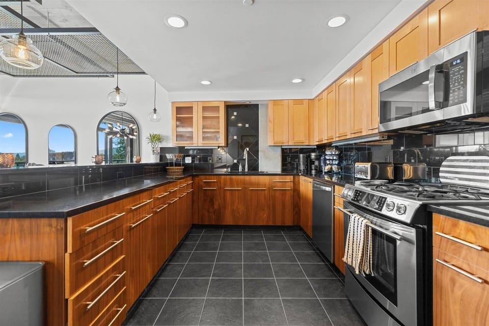 Fully stocked kitchen, ready for your inner chef.