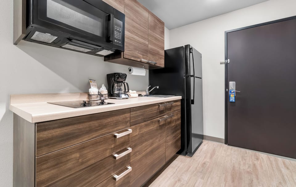 Full-size fridge, microwave, stovetop