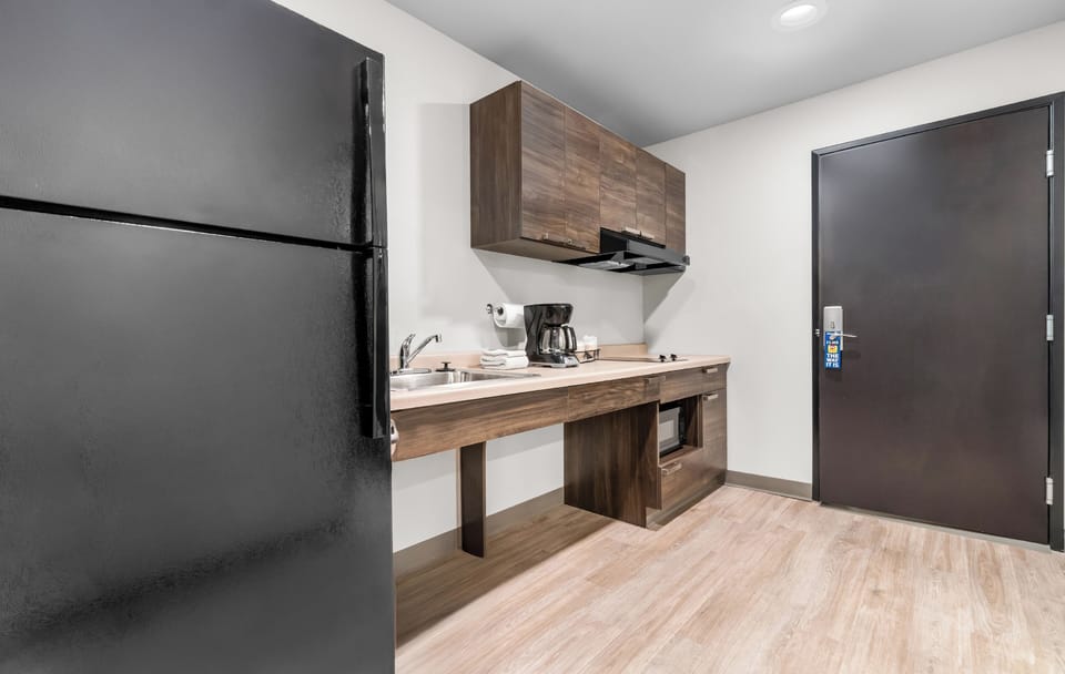 Full-size fridge, microwave, stovetop