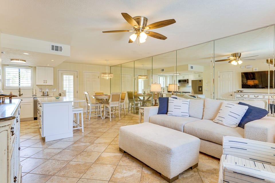 Living Room | Queen Sleeper Sofa | 1st Floor | Free WiFi